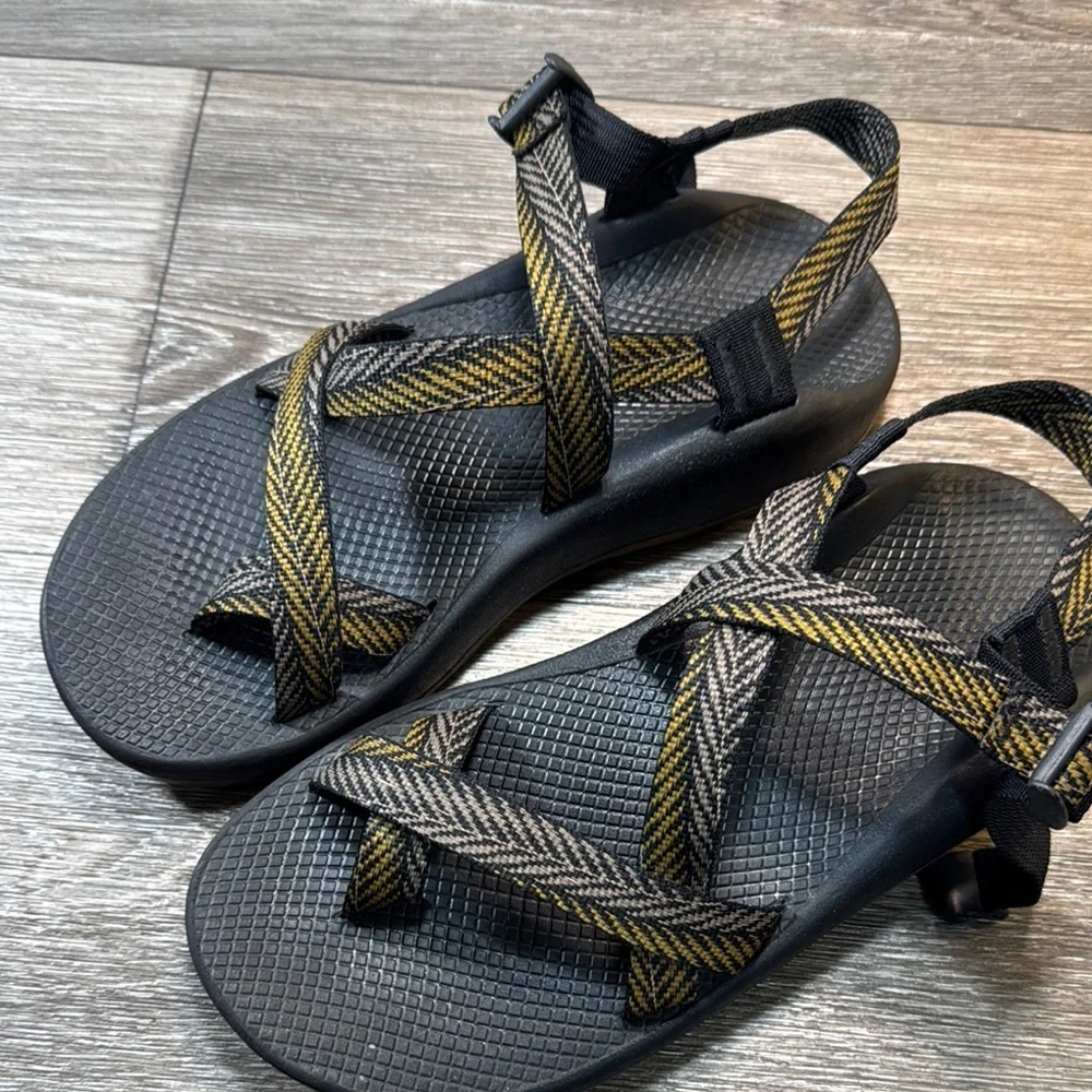Chaco Black  Strappy Sandals men’s 9 (b182)